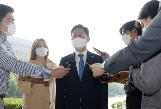 박범계 법무부 장관이 14일 오전 정부과천청사 법무부로 출근을 하며 취재진의 질문을 받고 있다. 연합뉴스